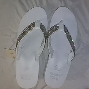 White sequence pumps